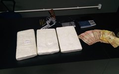 A droga foi avaliada em R$ 30 mil e foi apreendida junto com a arma e o dinheiro encontrado com a dupla