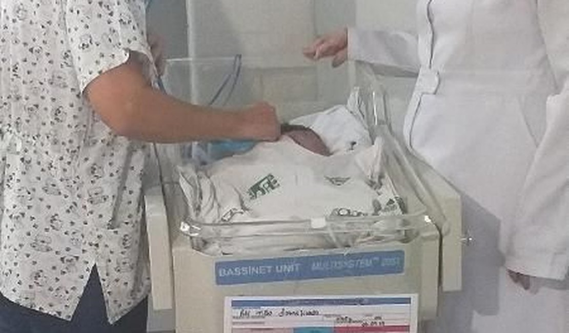 Jogado em lixo, bebê prematuro recebe alta após 3 meses em maternidade de Maceió