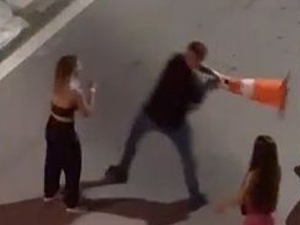 Homem joga cone de trânsito durante briga de casal na Jatiúca