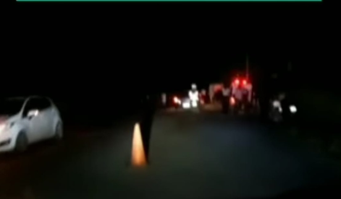 [Vídeo] Carreta perde controle, colide em poste de energia e sai da pista, em Maragogi
