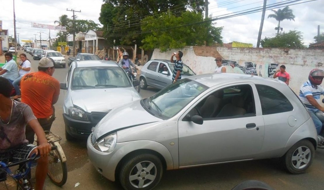 Condutor embriagado provoca acidente em Bairro de Arapiraca