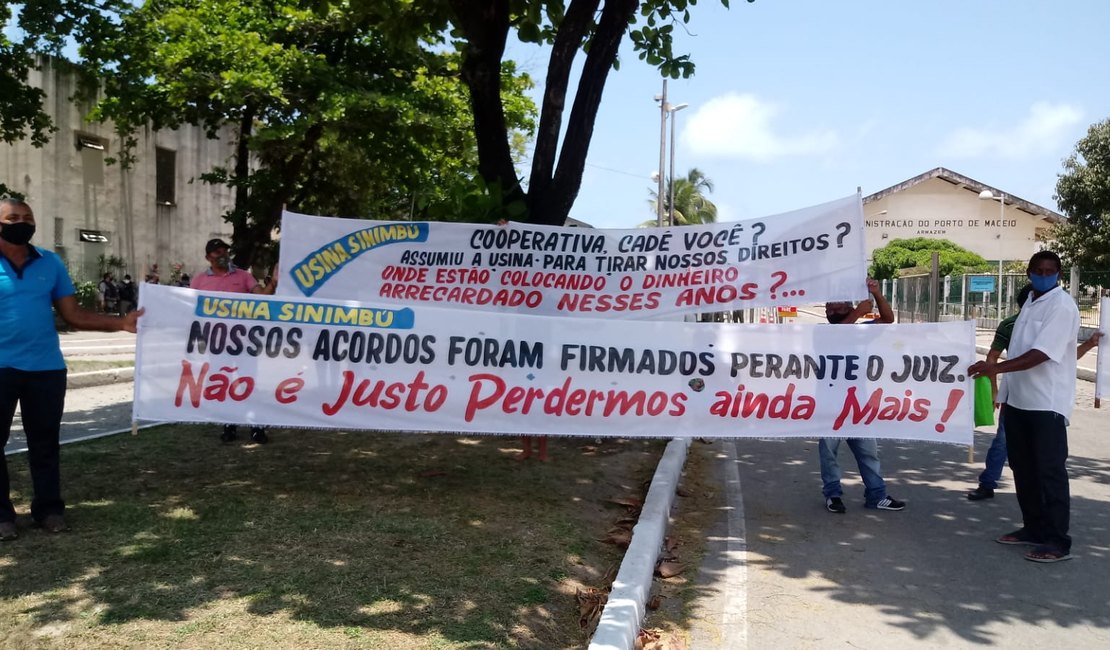 Ex-funcionários da Usina Sinimbú fecham Porto de Maceió durante protesto
