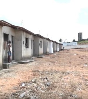 [Vídeo] Casas abandonadas em Junqueiro desde 2013, são ocupadas por sem-teto