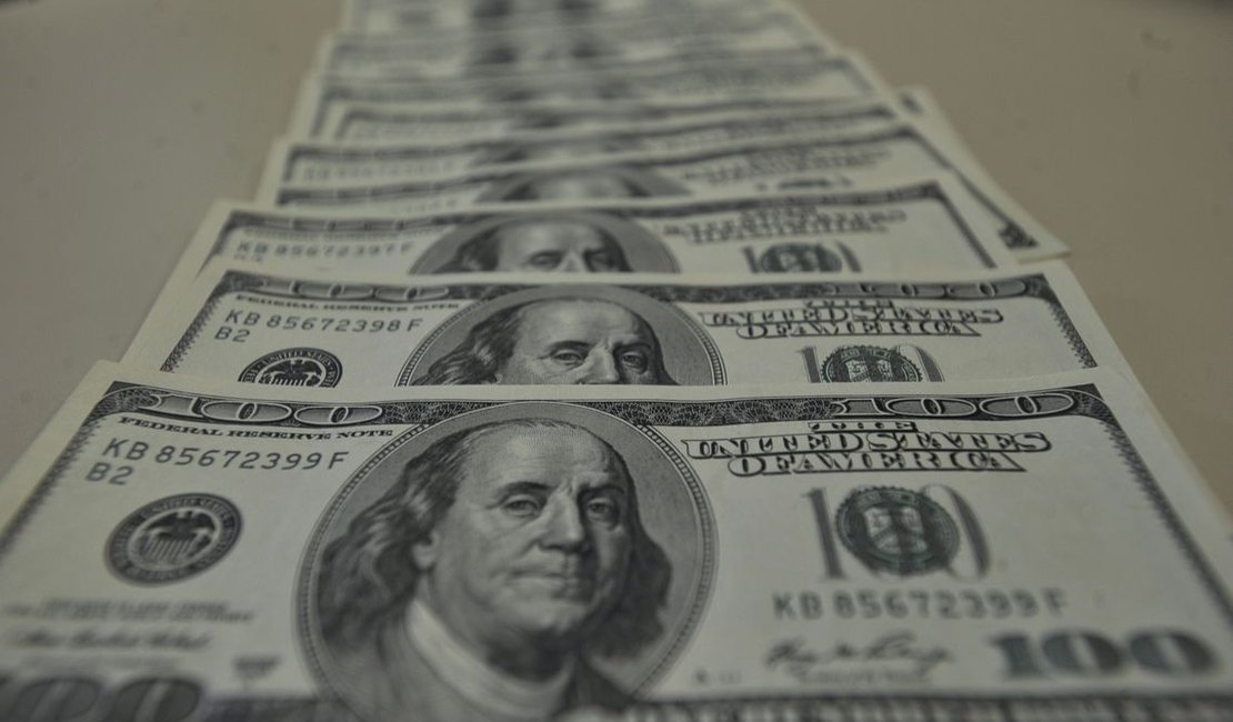 Dólar comercial encerra sessão em R$ 4,06