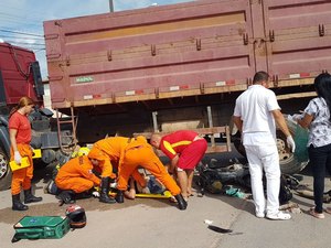 Colisão entre caminhão e moto deixa mulher ferida em Maragogi