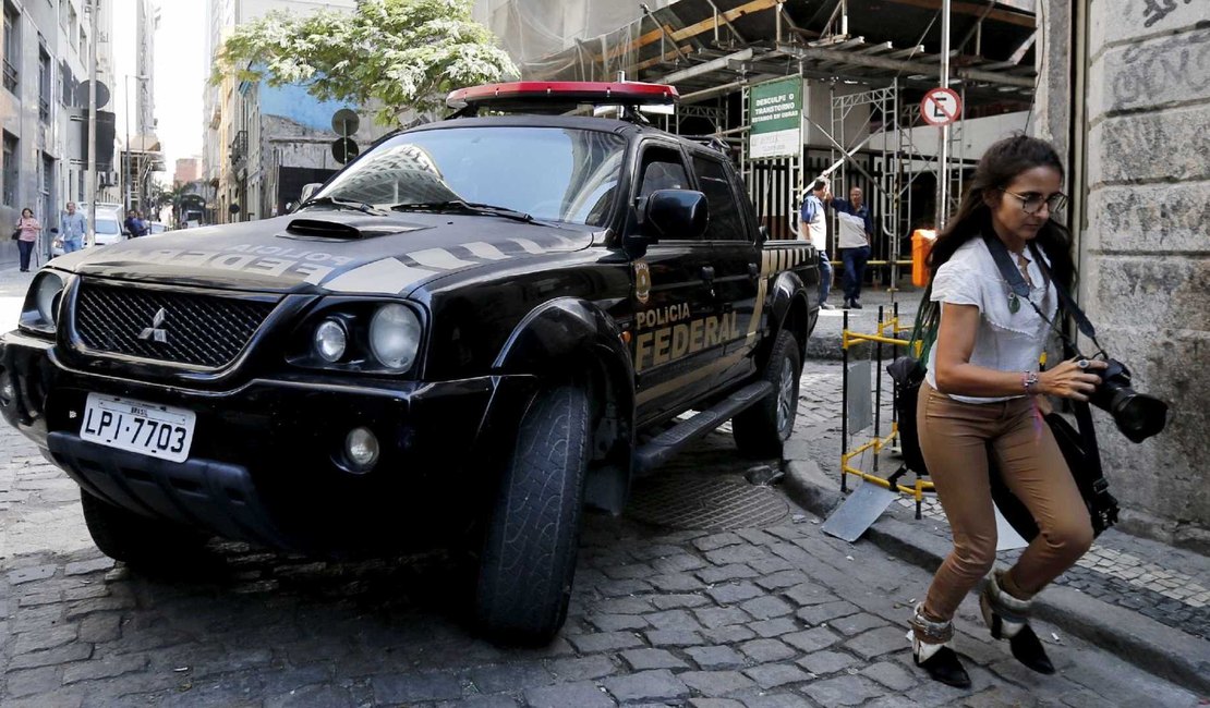 Carro de deputada é alvejado por fuzil e motorista é baleado no Rio