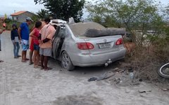 O caminhão transportava uma carga de cimento quando colidiu em um carro de passeio 