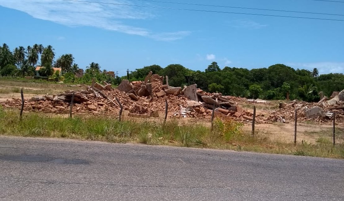 Construção de hotel abandonado é demolida em Maragogi