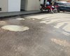 Cano estourado faz buracos na rua em frente a colégio do Jacintinho