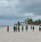 Alunos de escolas públicas participam de limpeza na praia