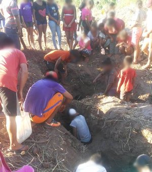 Sem comida, moradores de Porto Iguaçu cavam para pegar 1,2 mil caixas de frango descartadas por órgão sanitário