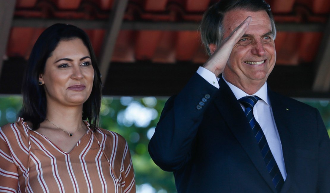 Bolsonaro diz que primeira-dama pode passar por cirurgia e não viajará com ele à Bahia