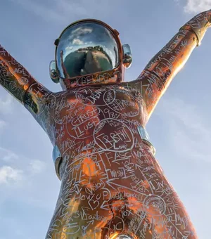 Estátua de astronauta de 7 metros é colocada no Mar do Caribe
