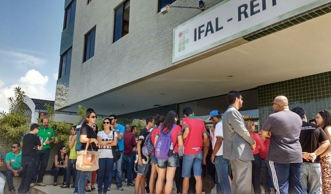 Servidores do Ifal paralisam atividades e protestam contra ajuste fiscal do governo