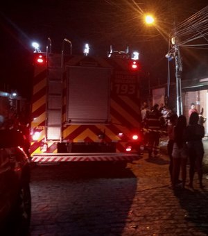 [Vídeo] Vela acesa pode ter sido a causa do incêndio em residência em Arapiraca
