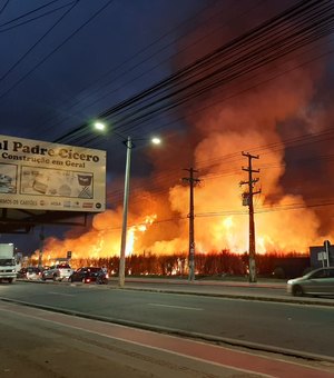Incêndio em terreno no Benedito Bentes assusta populares