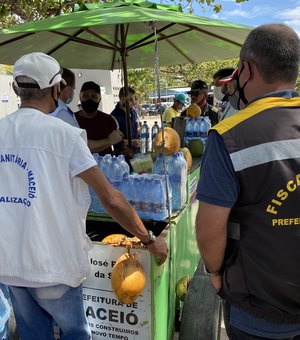 Prefeitura fiscaliza carros de coco na orla de Maceió e apreende produtos estragados