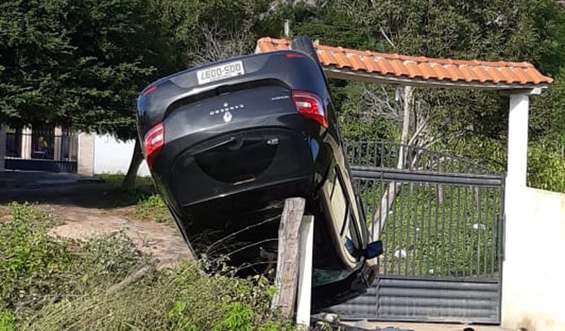 Homem perde controle do carro capota e vai parar em cima de muro, em São José da Tapera