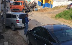 Caminhão atinge carros e poste em Maragogi