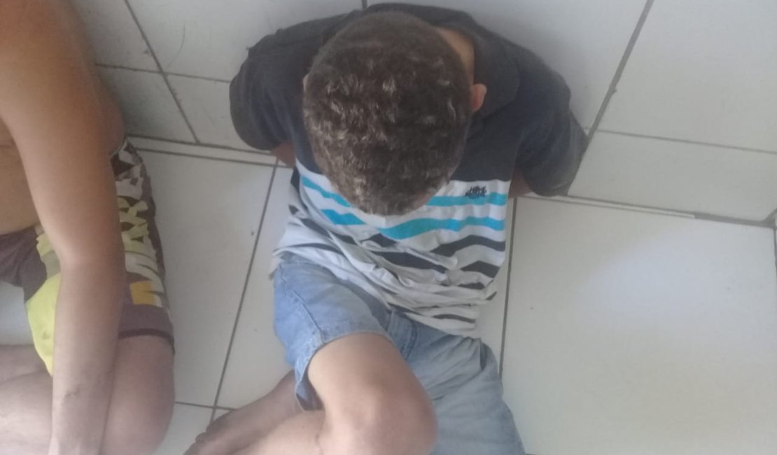 Jovem tenta se desfazer de sacola com drogas e é preso em Maceió