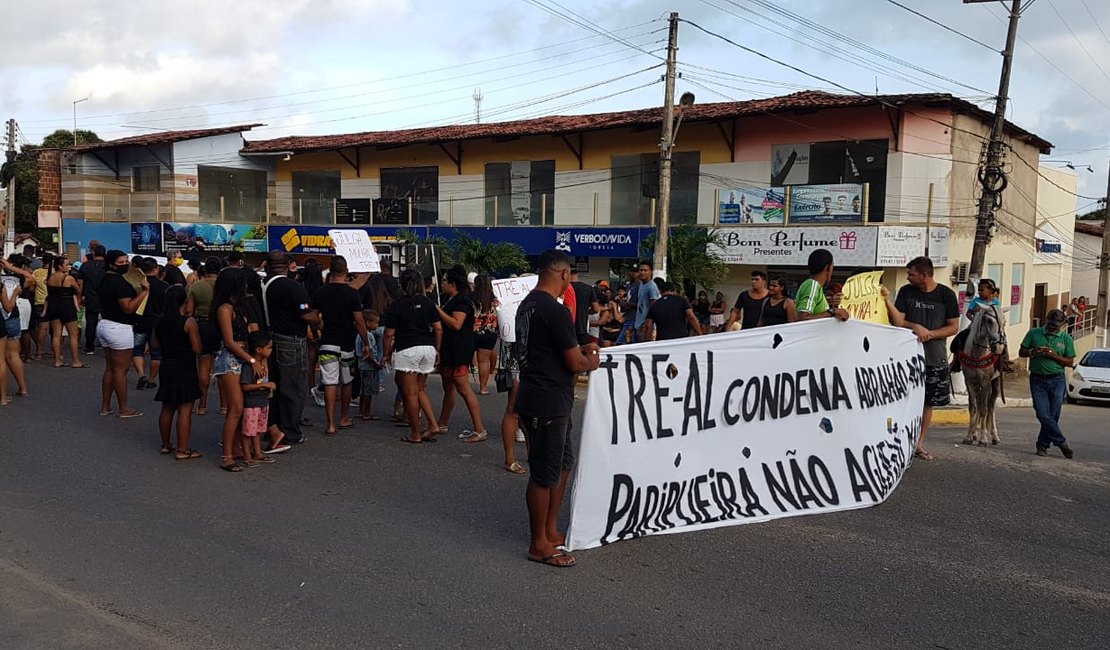 Depois de Marechal Deodoro, grupo de moradores de Paripueira protestam e questionam eleições