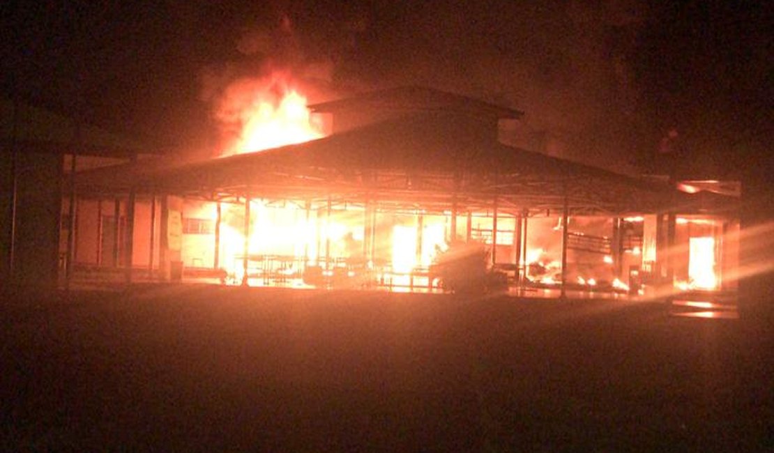 [Vídeo] Escola é destruída após incêndio em Matriz de Camaragibe