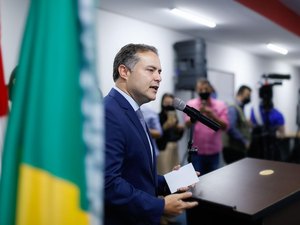 Renan Filho critica Governo Federal por mudanças no Bolsa Família