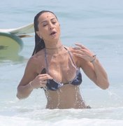 Sabrina Sato paga peitinho ao sair da água em praia do Rio de Janeiro