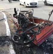[Vídeo] Motocicleta é incendiada no centro de Arapiraca