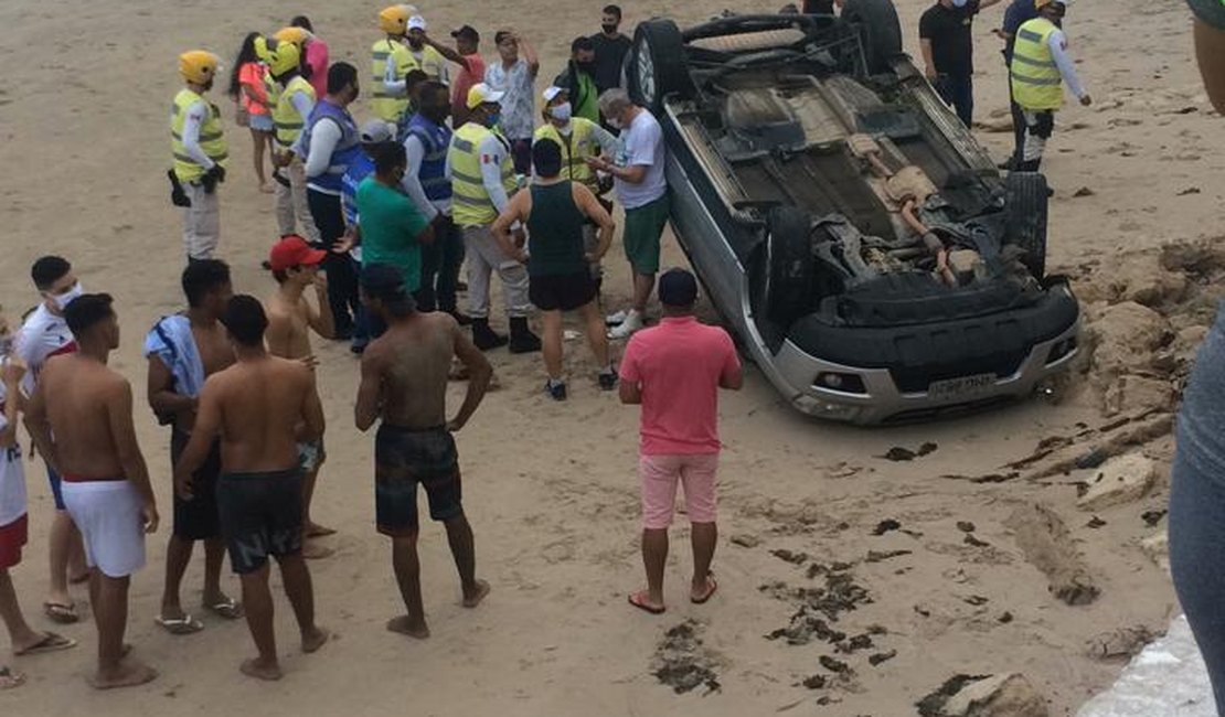 [Vídeo] Homem perde controle de veículo, capota e vai parar na areia da Praia