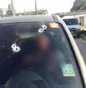 Homem é assassinado a tiros dentro de veículo na parte alta de Maceió