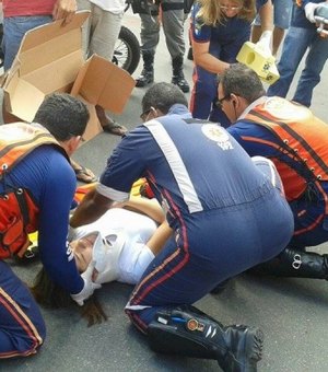 Enfermeira fica ferida após colisão entre moto e carro na Av. Rio Branco
