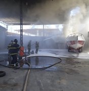 [Vídeo] Incêndio destrói lancha que estava dentro de marina, em Marechal