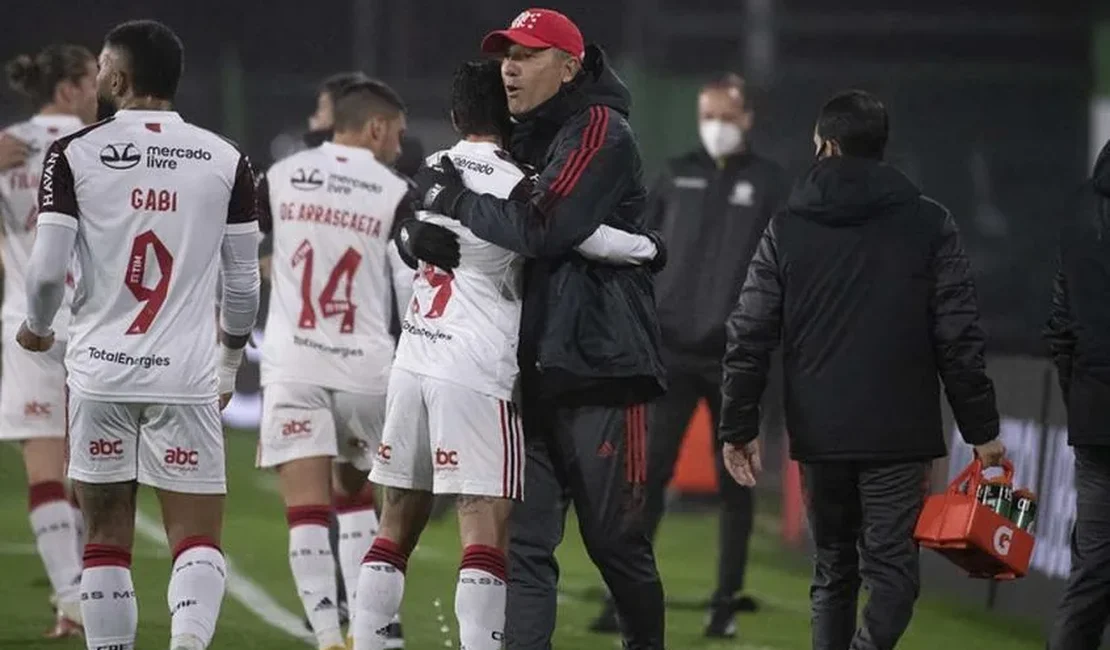 Renato dispensa status de favorito e elogia Gabigol: 'É um dos jogadores que garante o emprego do treinador'