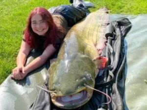 Adolescente de 15 anos fisga peixe de quase 44kg, maior que ela
