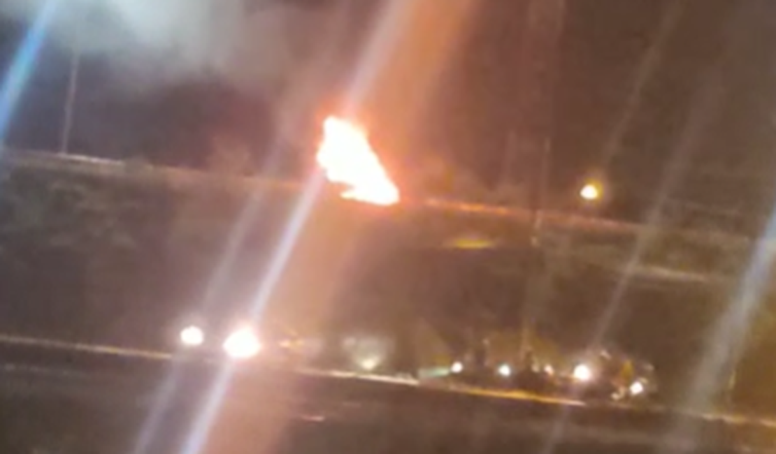 Carro pega fogo próximo a viaduto na AL-220 e trânsito fica lento em ruas próximas ao shopping de Arapiraca