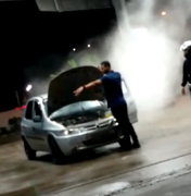 [Vídeo] Princípio de incêndio em carro assusta clientes e funcionários de posto de combustível, em Arapiraca