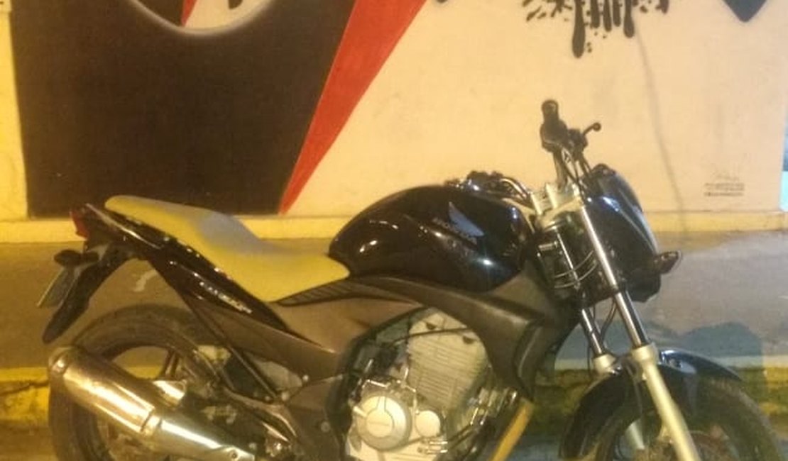 Moto abandonada em posto de combustível de Arapiraca tem registro de roubo 