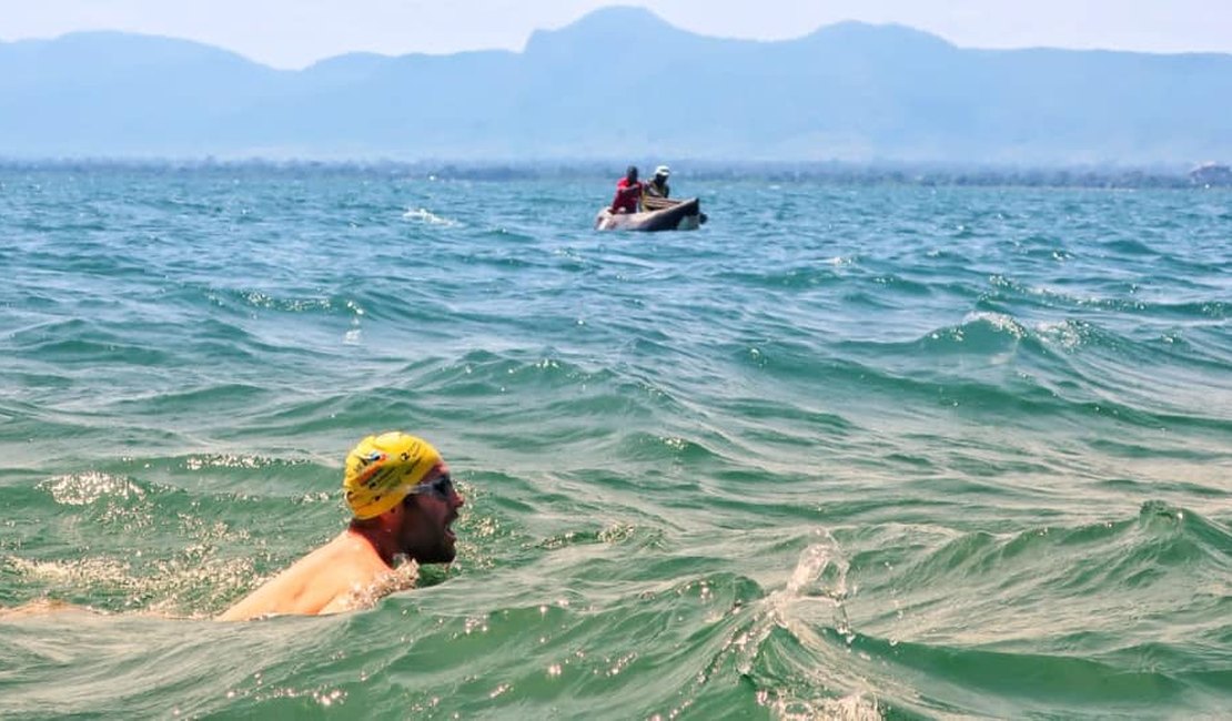 Homem nada por 54 dias em lago infestado de crocodilos para quebrar dois recordes mundiais