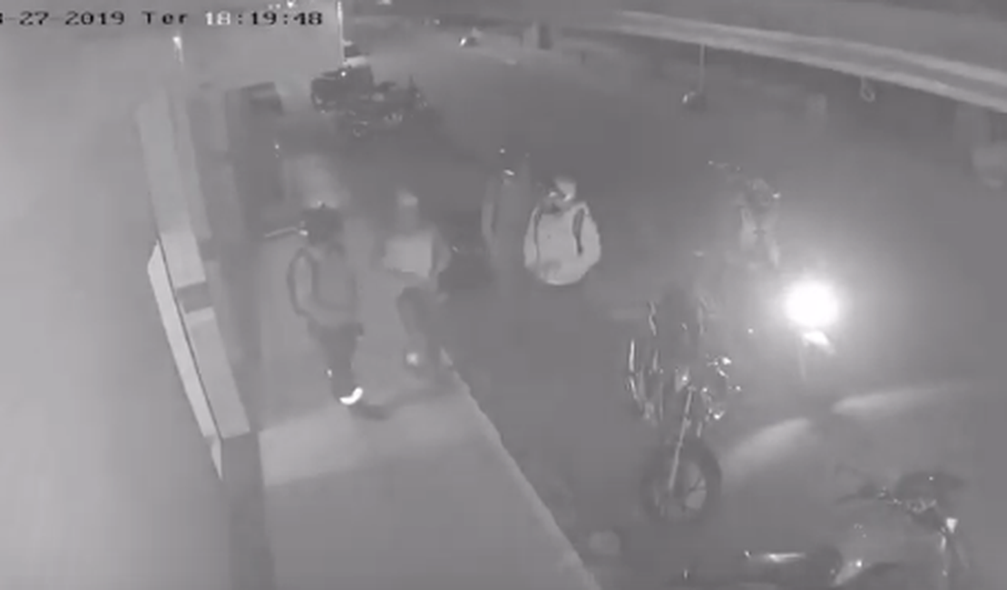 [Vídeo] Jovem tenta roubar motocicleta mas é detido pelas vítimas, em Arapiraca 