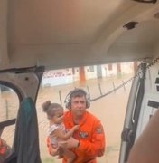 Moradores de áreas inundadas em Murici são resgatadas de helicóptero pelos  Bombeiros