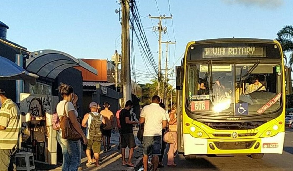 Passageiros enfrentam superlotação no transporte público de Maceió