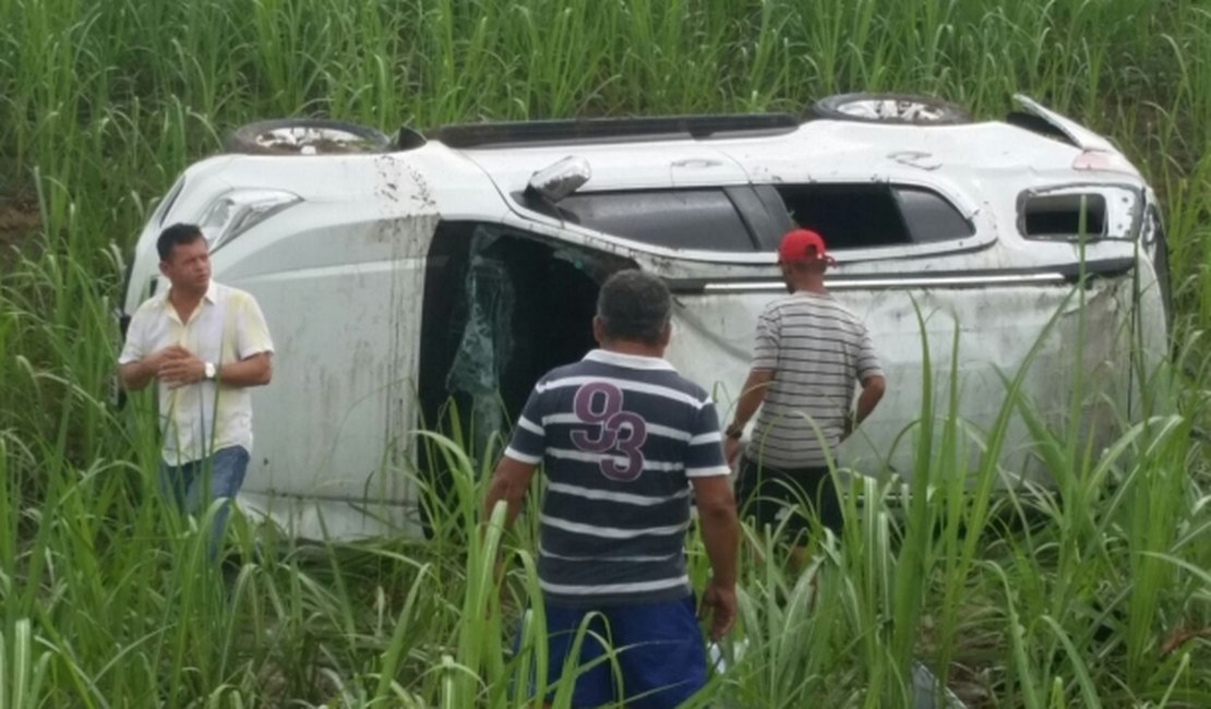 Ex-prefeito de Maragogi sofre acidente e automóvel capota na região Norte de AL