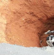 [Vídeo] Caminhonete com dois ocupantes cai em profundo buraco que se abriu em rodovia