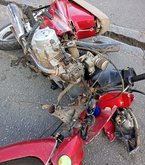 Colisão entre motocicletas deixa três pessoas feridas em cruzamento de Arapiraca