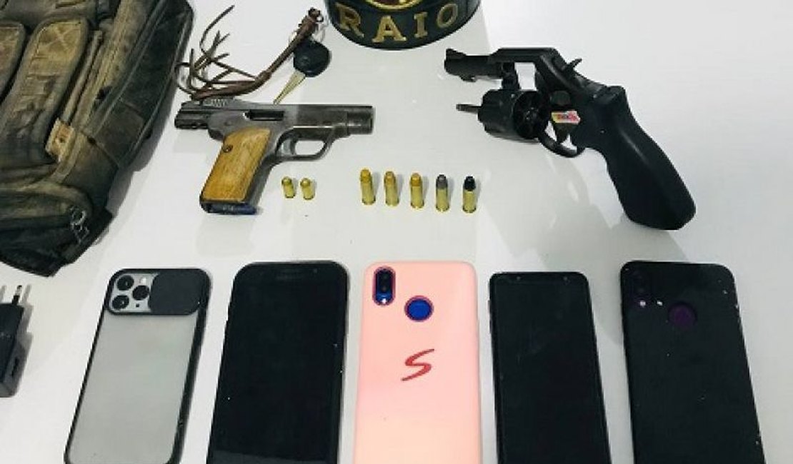 Suspeitos de roubo são presos com armas de fogo, munições e celulares