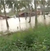 [Vídeo] Após chuvas, casas ficam debaixo d´água em comunidade de Maragogi