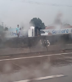 Chuva provoca capotamento de veículo na BR-101 em Teotônio Vilela