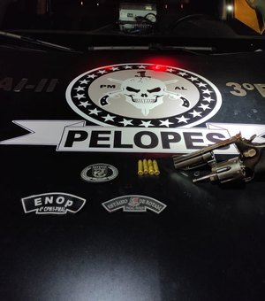 Homem é detido com arma de fogo dentro do carro em Arapiraca