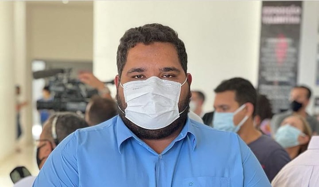 Vereador Túlio Freire solicita compra emergencial de vacinas contra a covid-19 para Arapiraca
